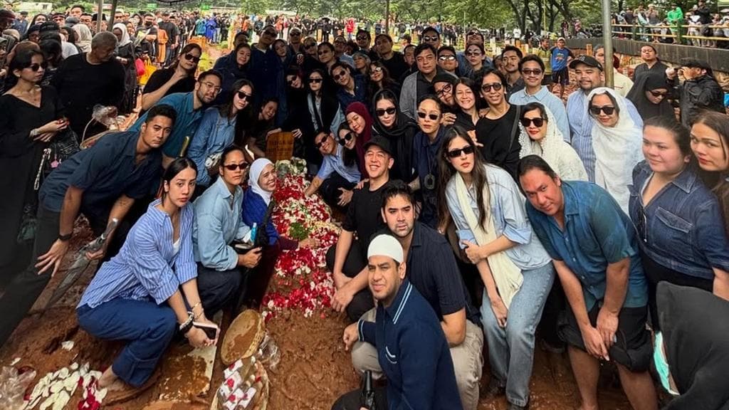 Lebih Dari Sekadar Warna: Kisah di Balik Lautan Biru yang Menghiasi Kepergian Vidi Aldiano