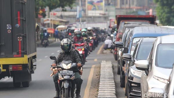 Menguak Fenomena Nyeleneh di Jalan Tol: Ketika Motor Melawan Arus Menjadi Tontonan Viral