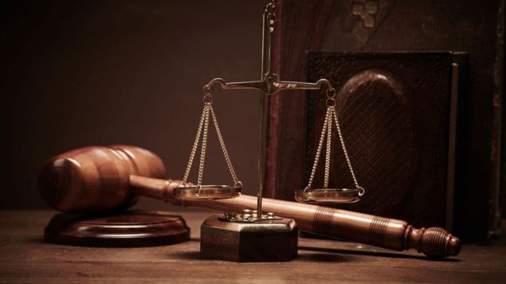 Ketika Hukum Berjalan di Atas Kawat Tipis: Mengurai Realitas Penegakan Keadilan di Dunia Digital