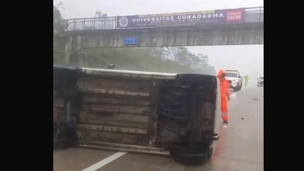Hujan Deras di Tol Bocimi, Mobil Terguling Tapi Nyawa Selamat: Pelajaran Berharga untuk Semua Pengendara