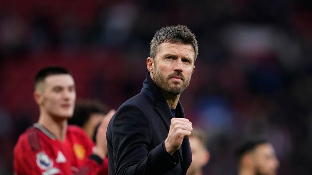 Mengapa Manchester United Berhati-hati dengan Kontrak Permanen Michael Carrick? Analisis Strategi Jangka Panjang