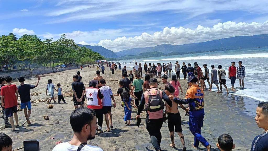 Kisah Nyata di Pantai Sukabumi: Ketika Arus Menyeret Tiga Remaja dan Pelajaran Berharga yang Kita Dapat